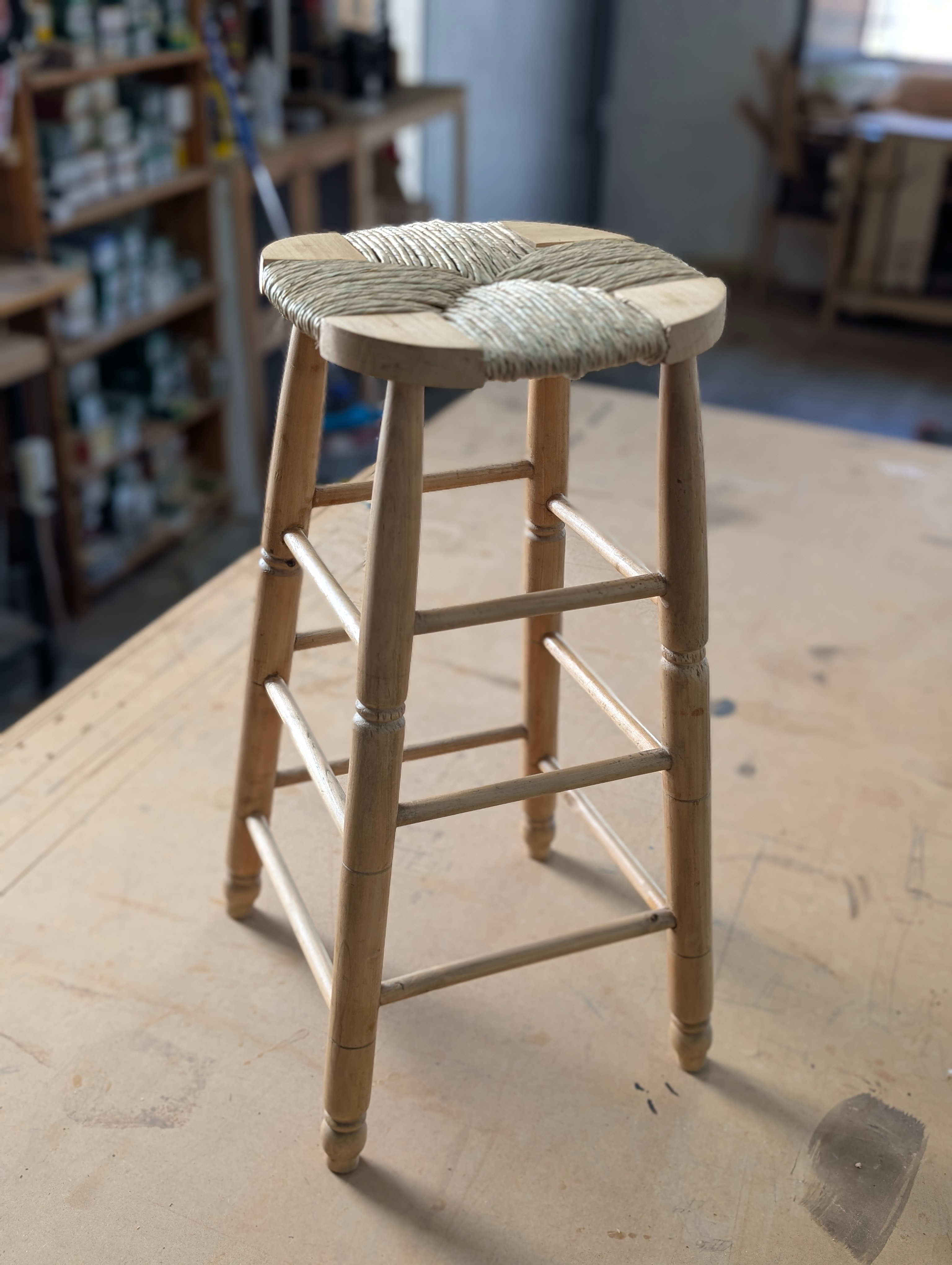 Taburete de madera restaurado con un nuevo asiento de enea