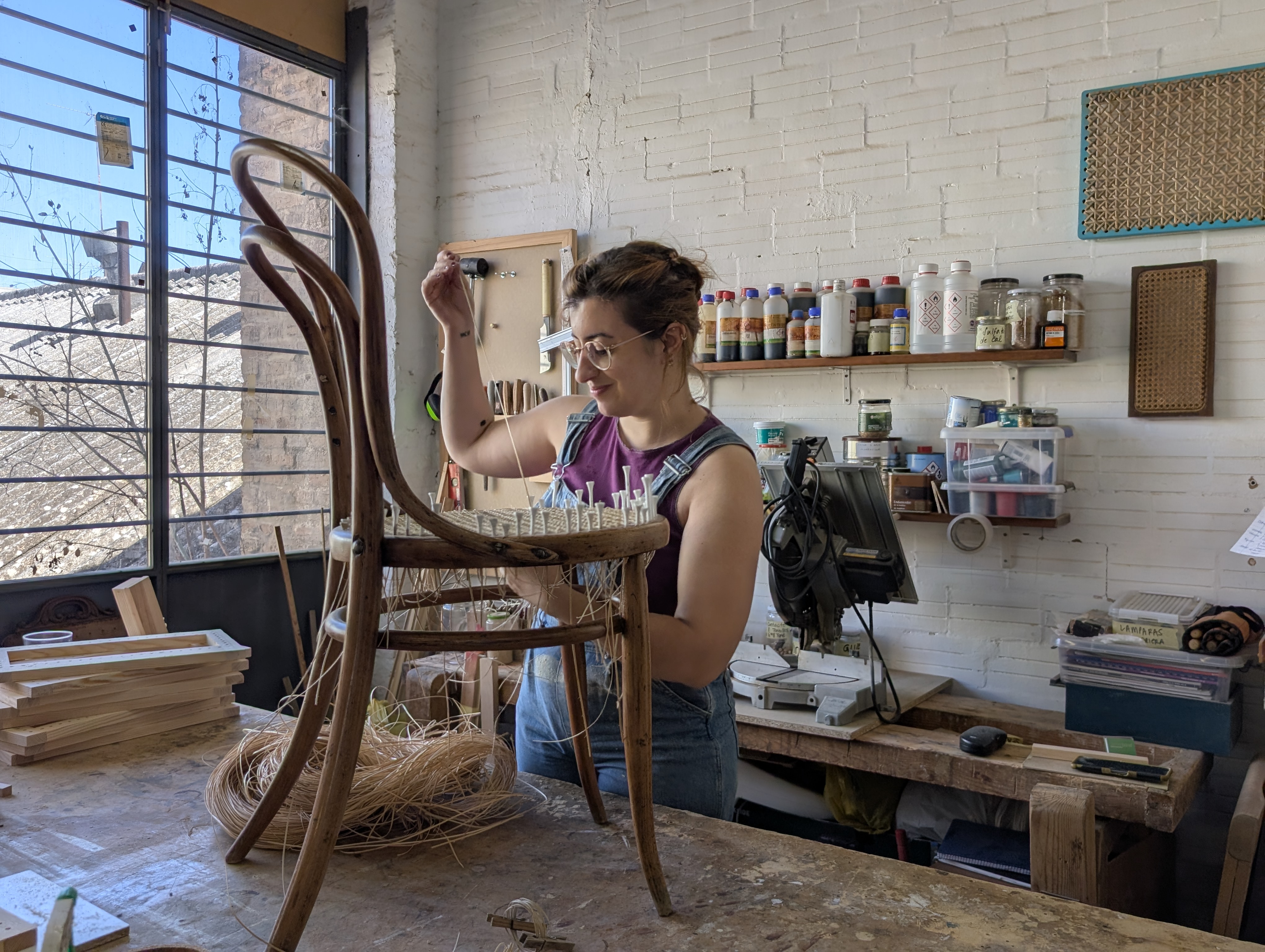Trabajo de restauración de rejilla en el taller