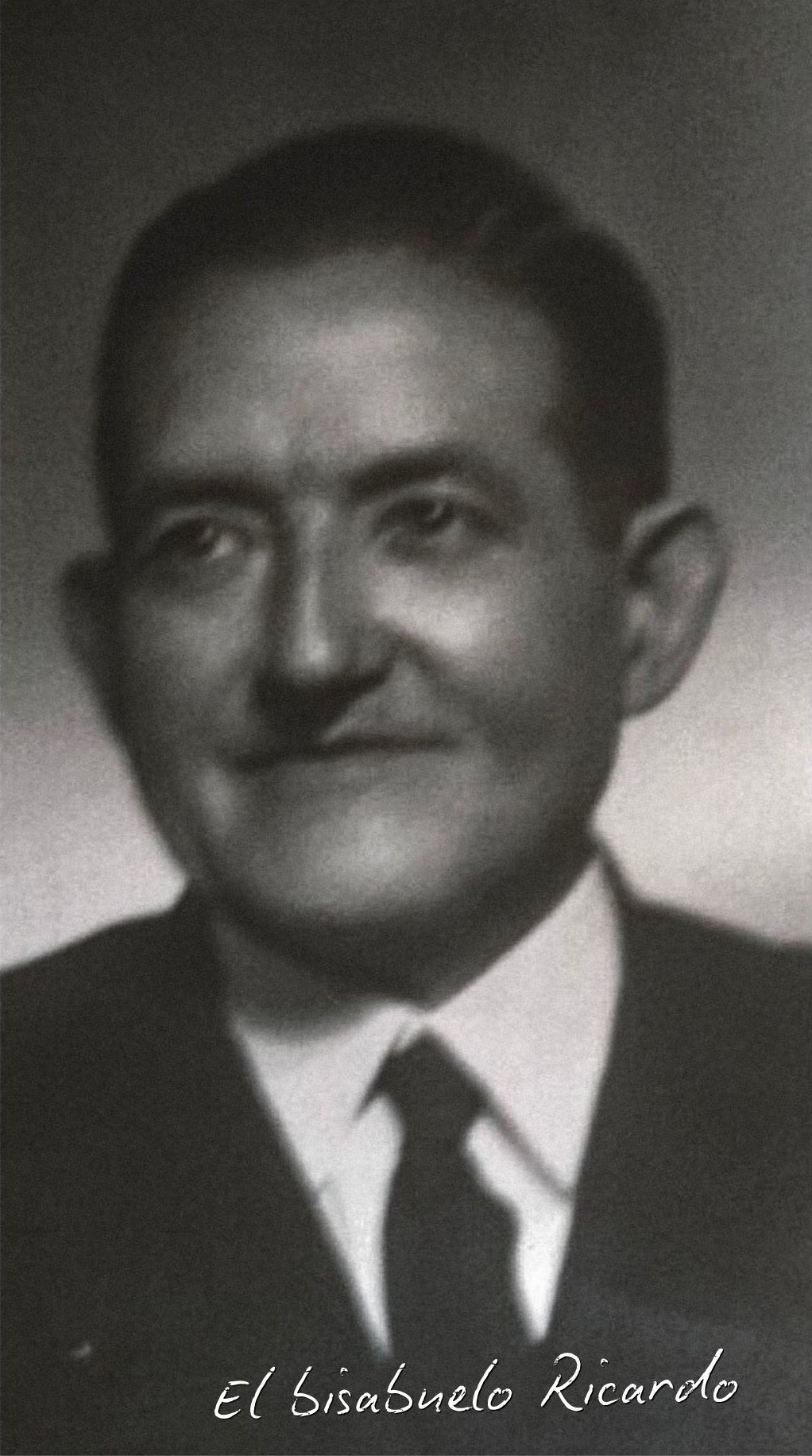 Retrato antiguo en blanco y negro de un antepasado de la familia