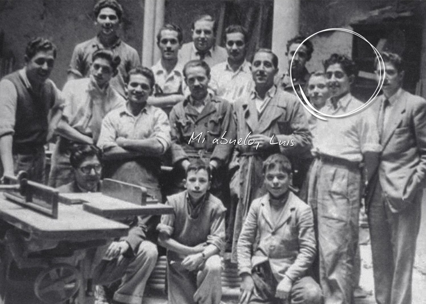 Fotografía familiar antigua en blanco y negro de un grupo de carpinteros y aprendices en el taller